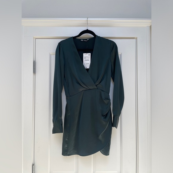 BRAND NEW W/ TAGS - WRAP FRONT SATIN EFFECT
DRESS IN DARK BOTTLE GREEN in XS - Picture 4 of 5